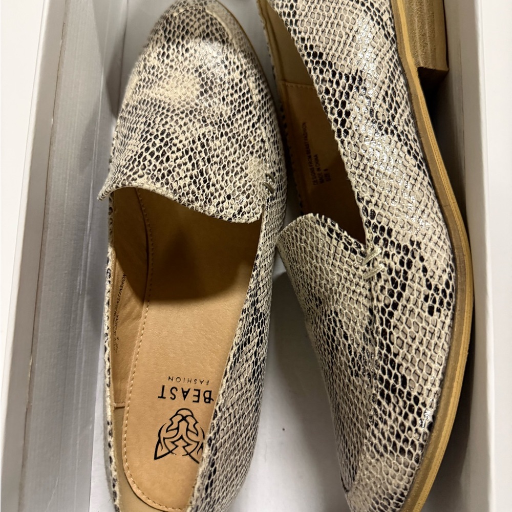BEAST FASHION Women's Snakeskin Loafers - Cream and Black